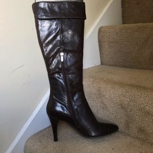 Style and distinctive design in knee high boots